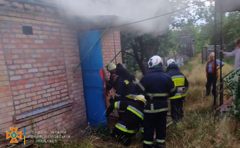 Спасен мужчина: в Марганце на территории частного дома горела летняя кухня