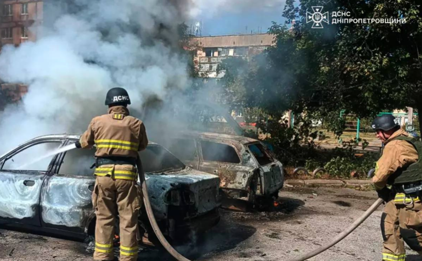 Нікопольський район: внаслідок ворожого обстрілу, спалахнули дві автівки Нікопольський район: внаслідок ворожого обстрілу, спалахнули дві автівки