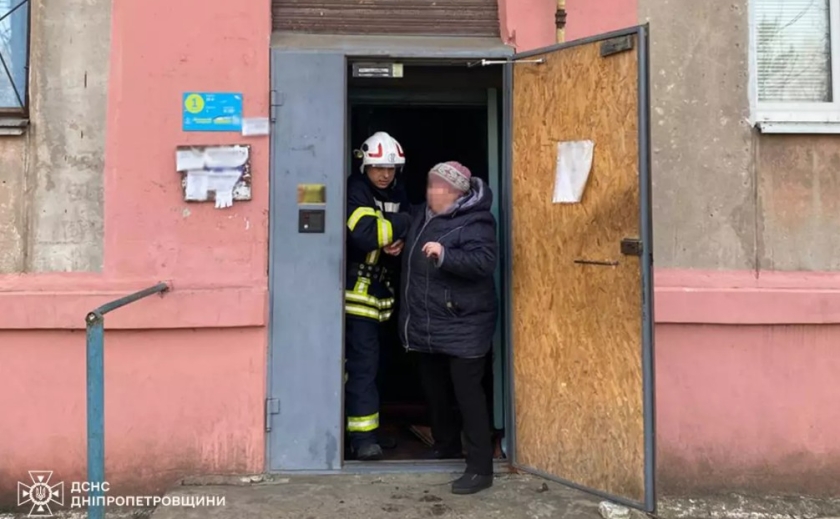 У Марганці сталася пожежа у багатоповерхівці: рятувальники вивели жінку із задимленого помешкання У Марганці сталася пожежа у багатоповерхівці: рятувальники вивели жінку із задимленого помешкання