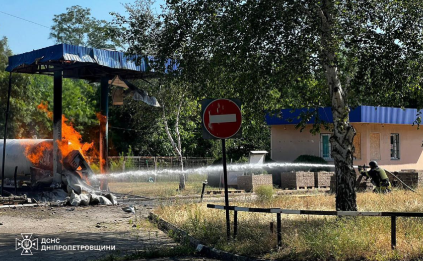 Вогнеборці Нікопольщини ліквідували пожежу на АЗС, що виникла внаслідок ворожої атаки