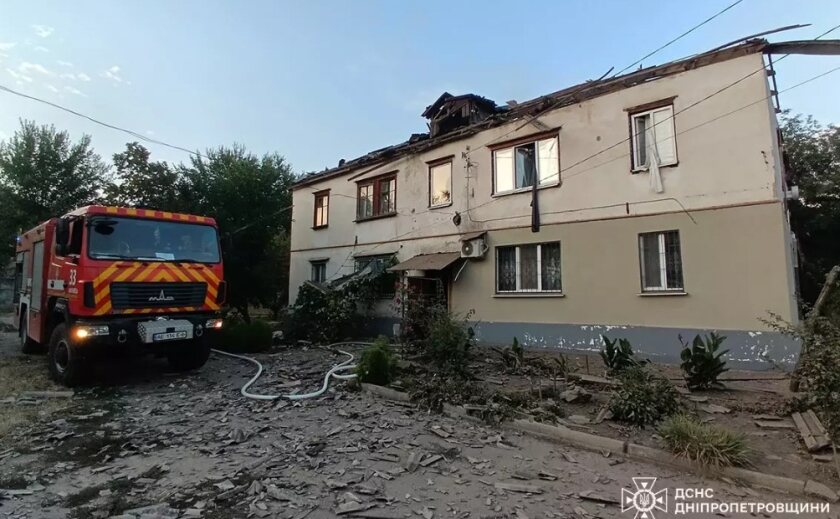 У м. Марганець внаслідок ворожого обстрілу зайнявся будинок