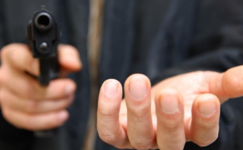 Викрали понад 200 тисяч, зв’язали та побили жінку: у Марганці троє чоловіків проникли в приватний будинок