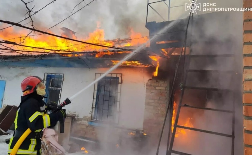 У Нікопольському районі під час пожежі надзвичайники виявили жінку без ознак життя
