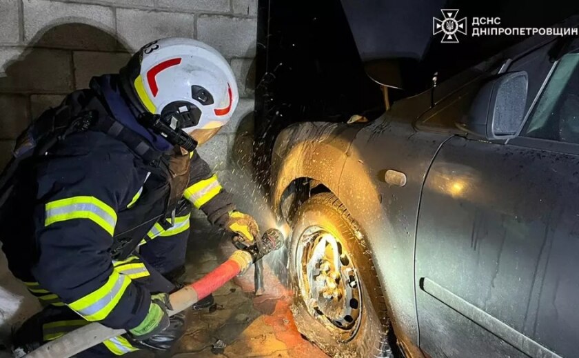У Марганці зайнялася автівка на зупинці